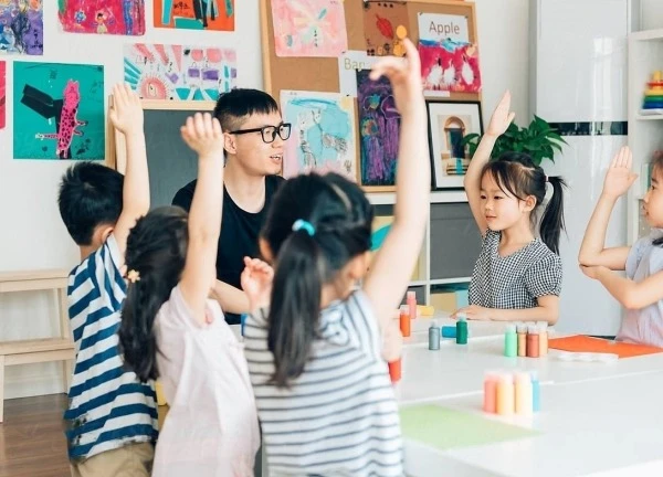 Giáo viên tiểu học bị đình chỉ công tác sau khi tát học sinh 9 lần