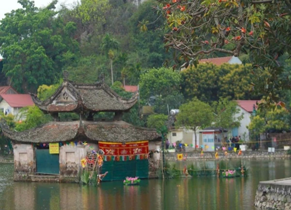 Hoa gạo đỏ rực bên mái chùa rêu phong nghìn năm tuổi ở Hà Nội