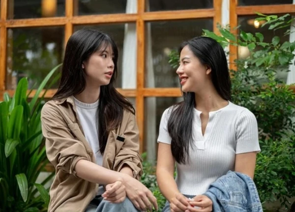 Ngày tôi ra tòa ly hôn, chị dâu tổ chức tiệc mừng, còn rút 1 tỷ tiền tiết kiệm cho tôi xây nhà mới