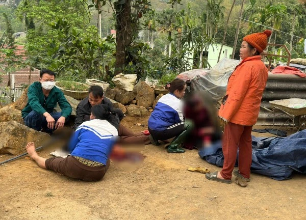 Người đàn ông dùng gậy sắt truy sát cả nhà, 3 người thương vong