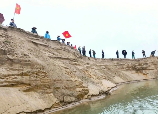 Người dân đánh trống, livestream phản đối khai thác cát trên sông Lam