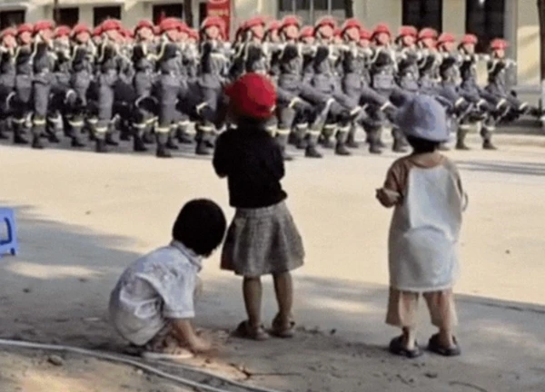Bất ngờ hành động của "khối sắp nghỉ hè" dành cho khối diễu binh khuấy đảo MXH, thu hút hơn 1 triệu lượt xem