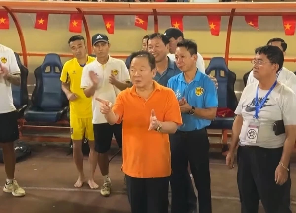 Bầu Hiển xuống gặp tận nơi, thưởng nóng cho đội thua CLB Hà Nội 500 triệu đồng