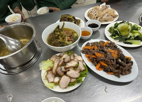 Cận cảnh "cơm nhà" 5 món của các chiến sĩ tham gia diễu binh, diễu hành 30/4