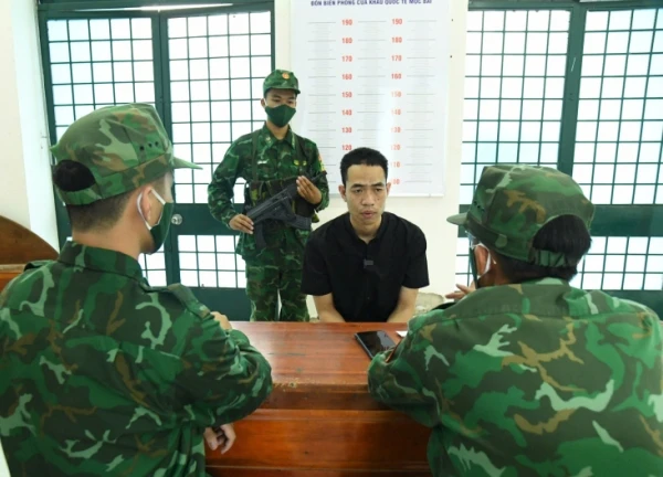 Con trai được giải cứu, người mẹ nghẹn ngào "tôi phải đi 3 quả đồi mượn 35 triệu cho kẻ buôn người"