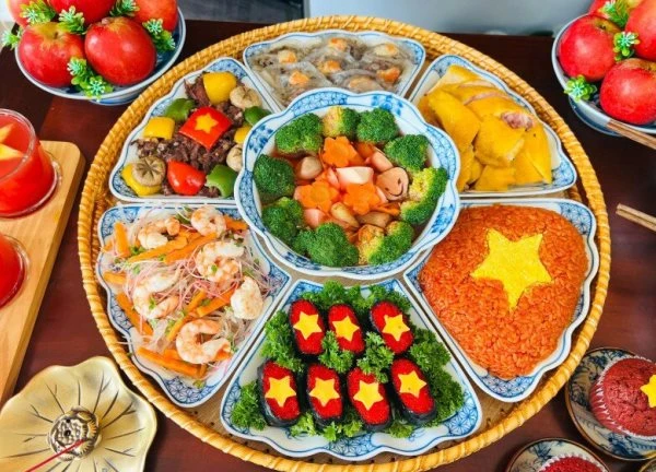 Đã mắt ngắm mâm cỗ được trang trí cờ đỏ sao vàng đẹp rực rỡ của mẹ đảm, ai thấy cũng phải khen tới tấp