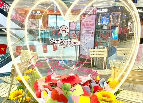 Đến Vạn Hạnh Mall ngay lúc này: 1 góc nhỏ nhân văn xuất hiện, khách hàng ai cũng thấy ấm lòng