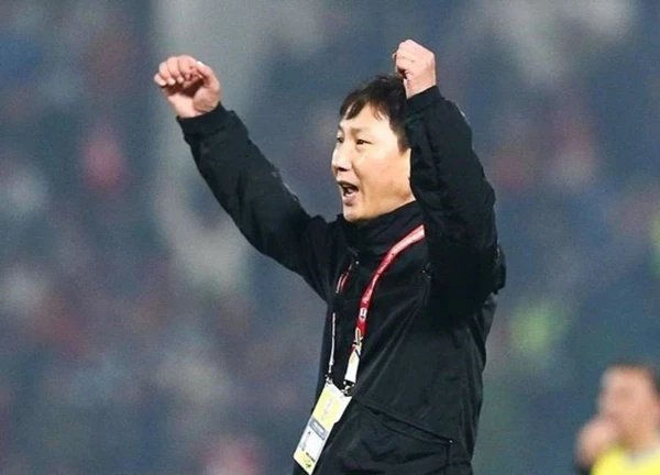 HLV Kim Sang-sik đón tin vui trước trận đại chiến Man United
