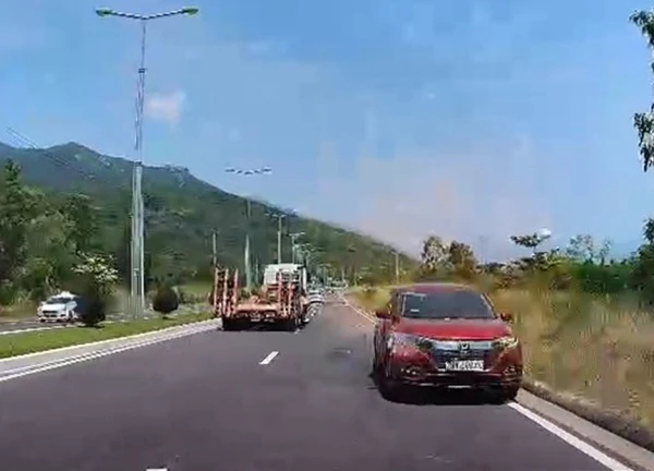 Người dân cung cấp clip ô tô chạy ngược chiều trên đèo cho cảnh sát xử lý