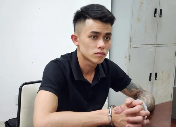 Khám xe đối tượng mua bán trái phép chất ma túy, "lòi" súng Rulo cùng 5 viên đạn