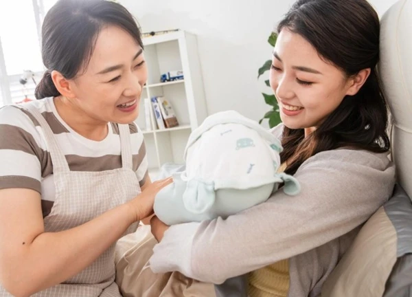 Lên chăm con gái ở cữ nhưng lại được con rể chăm ngược, mẹ vợ vội bỏ về quê vì thấy bực bội