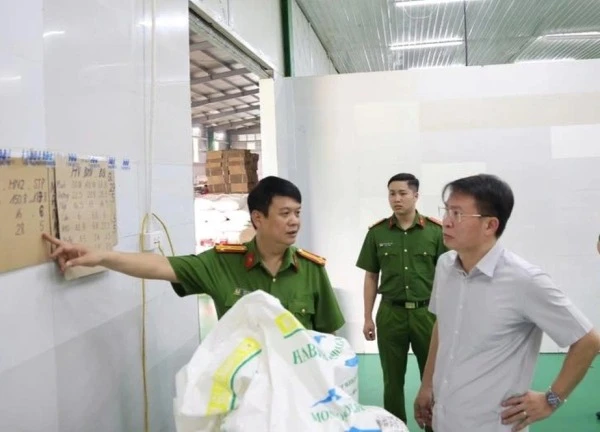 Hàng trăm tấn dầu ăn, bột canh giả đã bán cho bếp ăn khu công nghiệp
