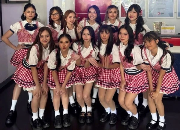 Màn trình diễn đáng xấu hổ của "em gái" nhóm nữ quốc dân, ai xem xong cũng muốn "hướng nội đến hết đời"