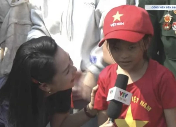 Nữ BTV có pha xử lý cực tinh tế khi phỏng vấn em bé trên sóng trực tiếp sau lễ diễu binh, diễu hành 30/4