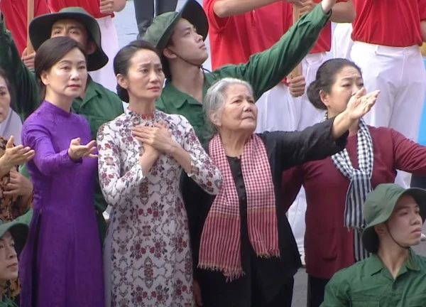 Nữ nghệ sĩ cực viral sau lễ diễu binh, diễu hành 30/4, xem video xong ai cũng rưng rưng nghẹn ngào