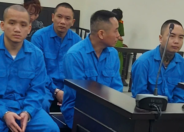 'Ông trùm' mua bé gái đưa vào quán karaoke làm 'tay vịn' cho khách