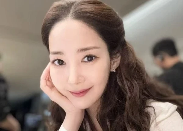 Sốc visual "búp bê sống" của Park Min Young, một chi tiết còn đẹp xuất chúng hơn cả 19 năm trước