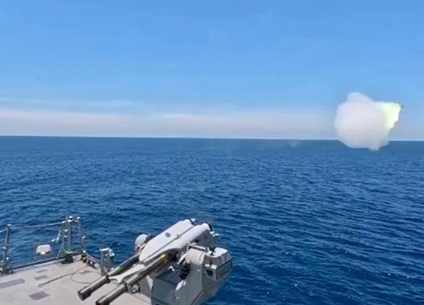 Tàu chiến Philippines phóng thành công tên lửa đối không Mistral 3