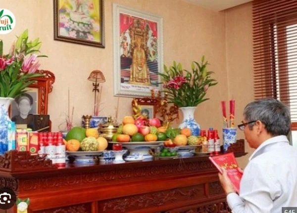 Thắp hương mùng 1, không đặt 3 loại hoa, 4 loại quả này trên bàn thờ