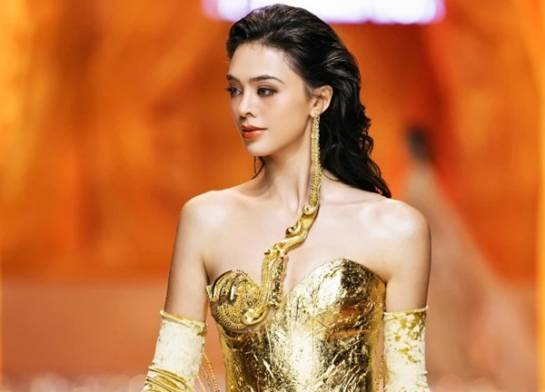 Ảnh nét căng "soi" màn catwalk đẹp mê hồn của vợ mẫu tây Bùi Tiến Dũng, đôi chân dài nuột nà mới gây chú ý