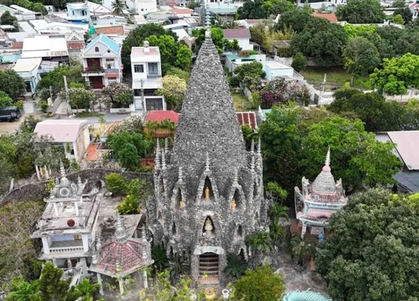 Cận cảnh ngôi chùa được làm từ vỏ ốc ở Cam Ranh