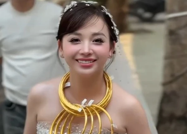 Cô dâu Thanh Hoá trĩu cổ nhận cả chục cây vàng trong ngày vui, tiết lộ nguyên nhân "chốt" cưới chỉ vỏn vẹn 15 ngày tìm hiểu