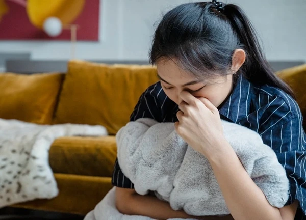 Cô gái phát hiện sự thật đau lòng khi nhìn bức ảnh trong phòng thờ nhà người yêu