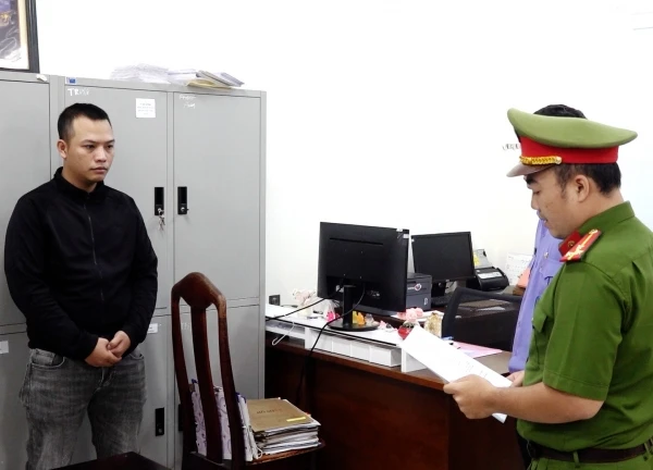 Khởi tố tài xế chạy SH "thông chốt" tông CSGT