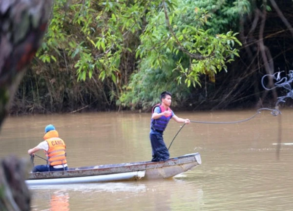 Lật xuồng, phó chủ tịch xã bị nước cuốn tử vong