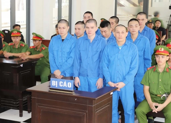 Lừa chơi đánh bài để cướp tài sản, 11 bị cáo lĩnh án
