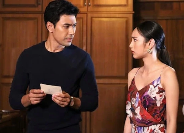 Thấy cánh tủ bếp mãi không mở được, vợ cứ ngỡ bị kẹt để rồi tay chân 'lẩy bẩy' khi thấy thứ bên trong