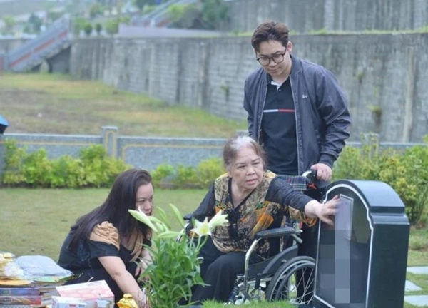 Xúc động mẹ 80 tuổi ngồi xe lăn vượt 50km tới thăm mộ con trai trong tết Thanh Minh