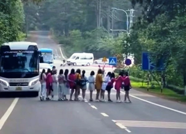 14 phụ nữ dàn hàng ngang chụp ảnh giữa đường gây bức xúc
