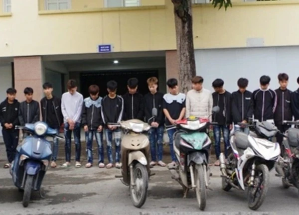 Bắt 21 thanh, thiếu niên mang hung khí đi đánh nhau