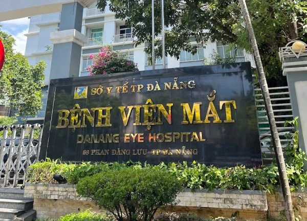 Bị phản ánh trừng mắt với bệnh nhân, bệnh viện nói do nhân viên bị chứng lồi mắt