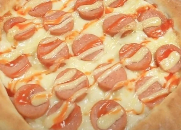 Bí quyết làm pizza xúc xích phô mai ngon như nhà hàng