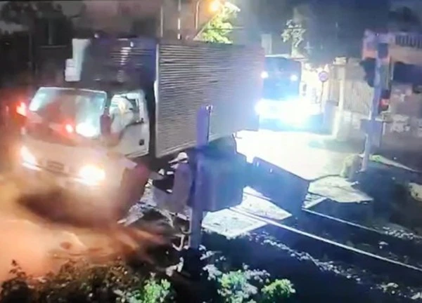 Chuông kêu inh ỏi, gác chắn đã hạ, ô tô vẫn bất chấp lao qua đường ray