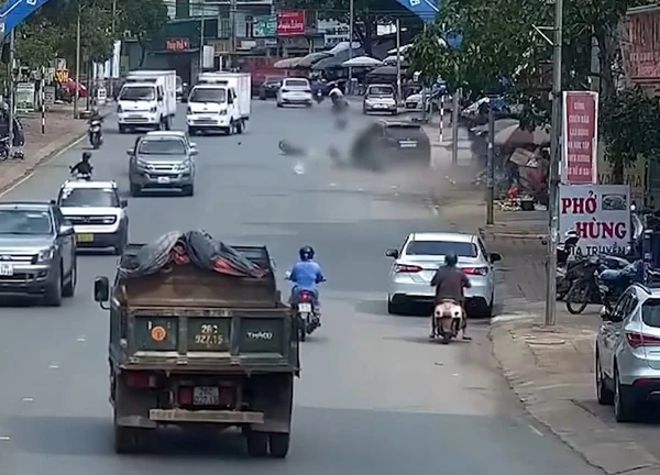 Clip Lexus lao lên vỉa hè, tông bay một người đàn ông: Hé lộ hình ảnh người bước ra từ trong xe