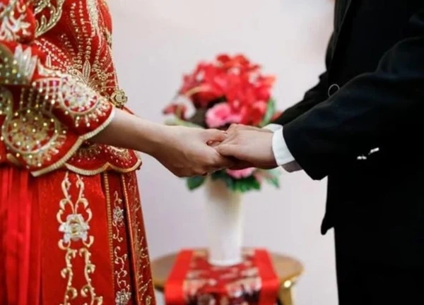 Cô gái kiếm bộn tiền từ việc đóng giả làm cô dâu