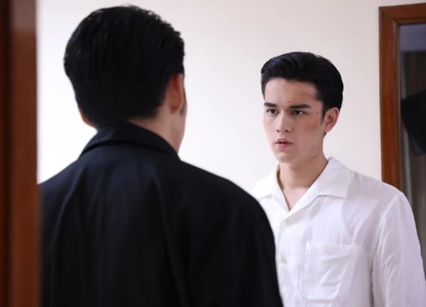 Đêm tân hôn, tôi thấy bóng đen đi trong sân nhà, sáng sớm bố chồng hớt hải chạy qua phòng hỏi chúng tôi 1 câu choáng váng