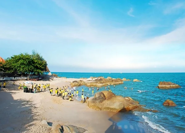 Đông khách du lịch tắm biển Vũng Tàu