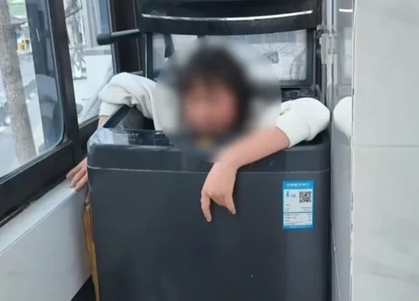 Giận mẹ, nữ sinh 12 tuổi chui vào máy giặt và mắc kẹt, đội cứu hộ phải ra tay