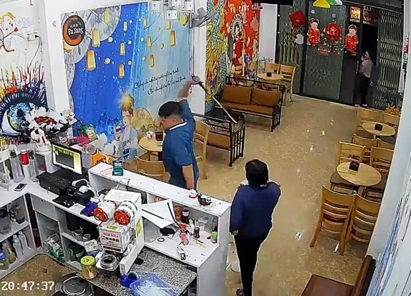 Người đàn ông cầm hung khí xông vào quán trà sữa đập phá
