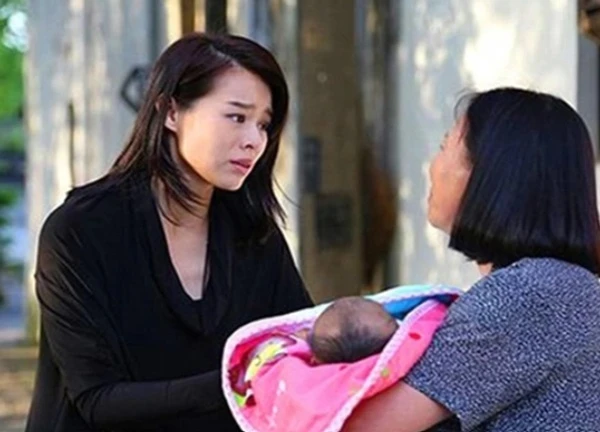 Nóng mặt khi thấy bà nội vừa bế cháu vừa nấu ăn, còn vợ chồng anh trai đang ôm nhau ngủ, nghe bà giải thích tôi liền biếu chị dâu 50 triệu