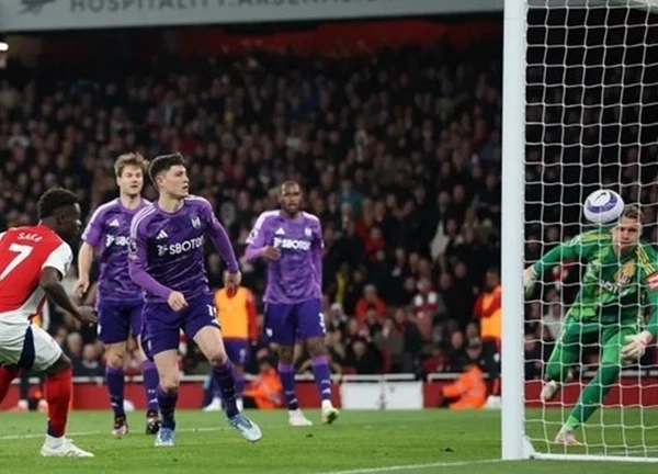 Saka làm Arsenal lo ngay ngáy