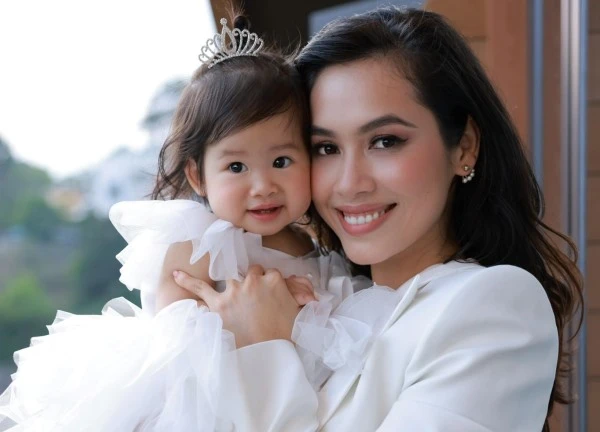 Sao nữ Vbiz vượt cạn đầy gian nan: Chậm 1 tuần vẫn chưa có dấu hiệu sinh, đau đẻ 12 tiếng tới mức bủn rủn tay chân