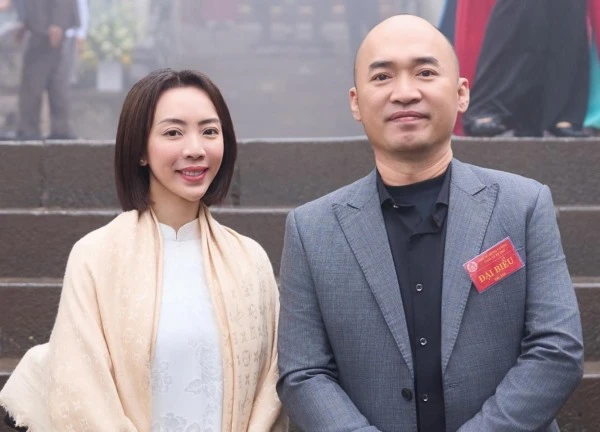"Tóm dính" Thu Trang bụng lùm lùm bên Tiến Luật, có 1 chiêu "che dáng" cực đáng ngờ