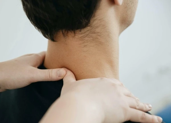 Nam thanh niên bị đột quỵ sau buổi massage cổ