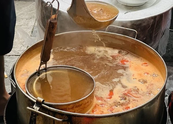 Hai vợ chồng cùng mắc ung thư, bác sĩ cảnh báo thói quen hay gặp khi uống canh