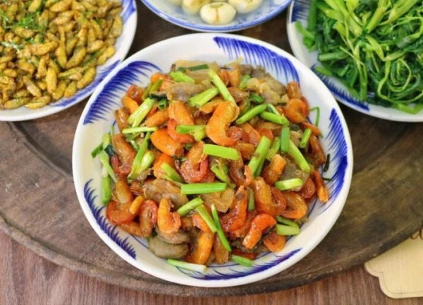 Hôm nay nấu gì: Cơm nhà có gì đâu, chút cà muối, nhộng rang... mà no lòng, ấm dạ